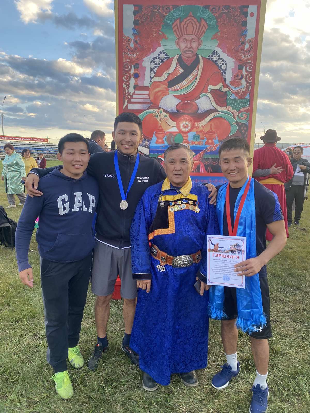 Чемпион и призеры по бурятской национальной борьбе бухэ барилдаан на Празднике Хамбо Ламы Этигэлова